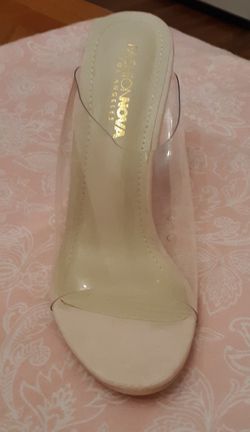 Women’s size 8 brand NEW