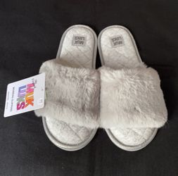 MUK LUKS - Women’s gray slipper, size M (7-8) 
