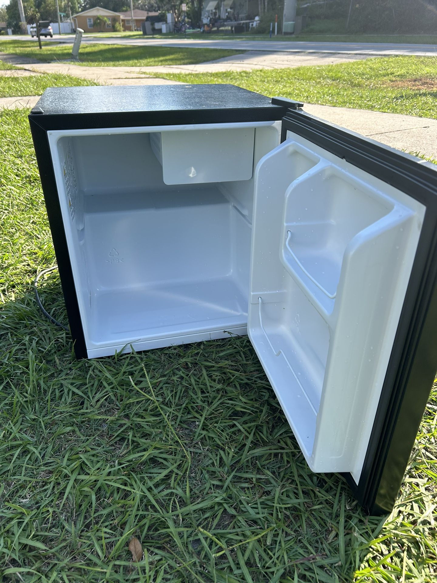 Small refrigerator It works perfectly, it freezes very well