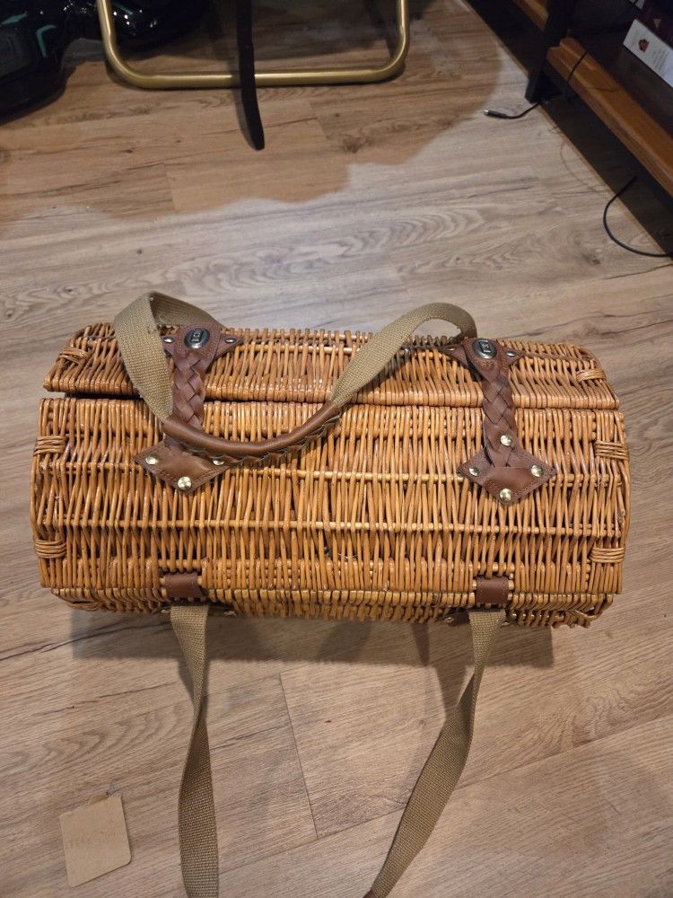 Beautiful Wicker Picnic Basket With Dining Set