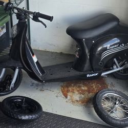 Razor Electric Scooter (Project / Needs Front Wheel)