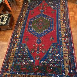Beautiful Rug In Excellent Clean Condition 