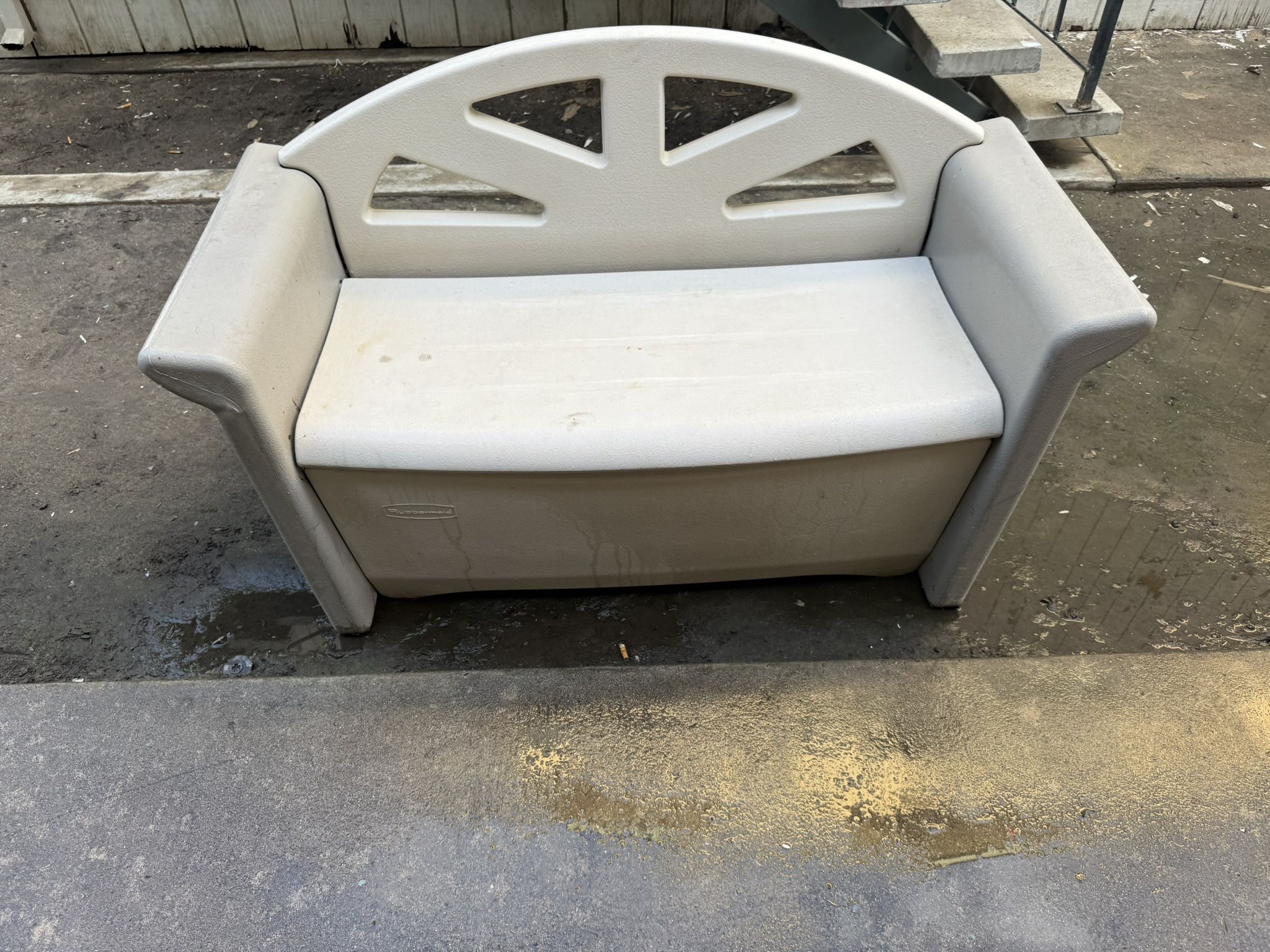 Rubbermaid Storage Bench