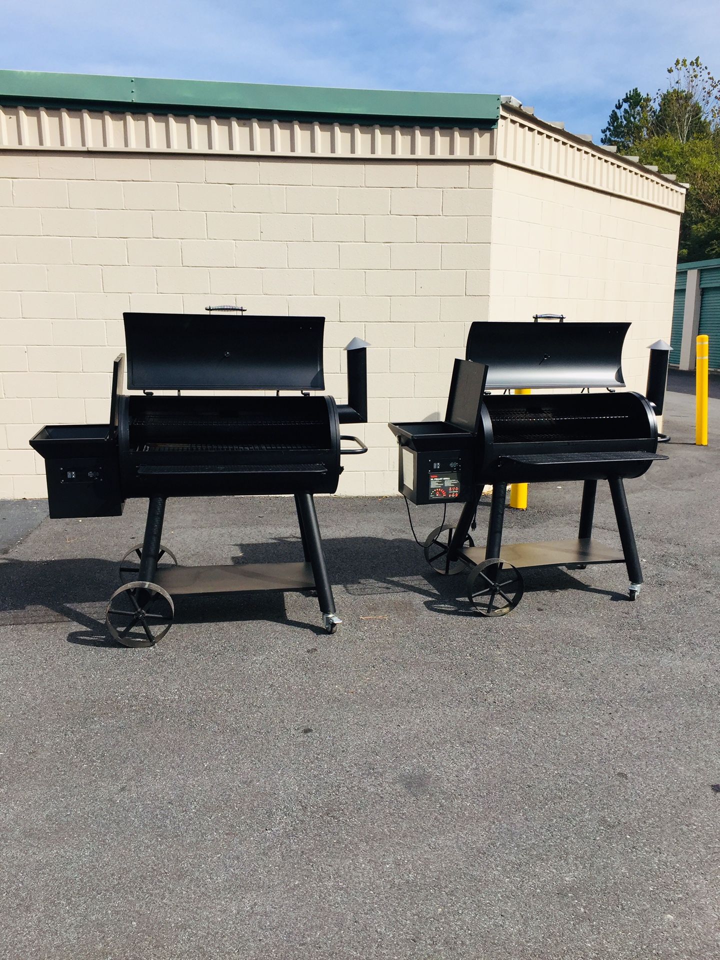Outdoor gourmet Triton XL wood pellet smoker