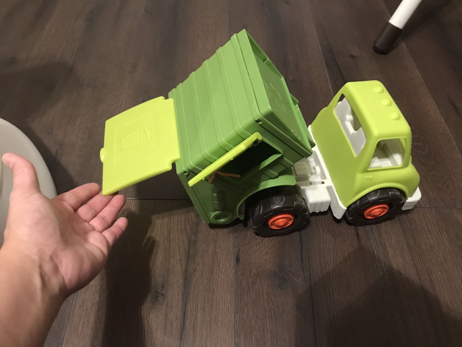 Toy dump truck