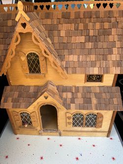 Vintage doll house/furniture/family