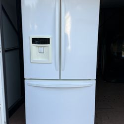 Kenmore (contact info removed)2.800 White French Door Refrigerator 