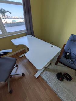FREE Heavy solid wood standing desk, pickup in Sunny Isles beach