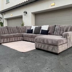 Huge Grey Sectional Couch Sofa From Ashley Furniture In Excellent Condition - FREE DELIVERY 🚚