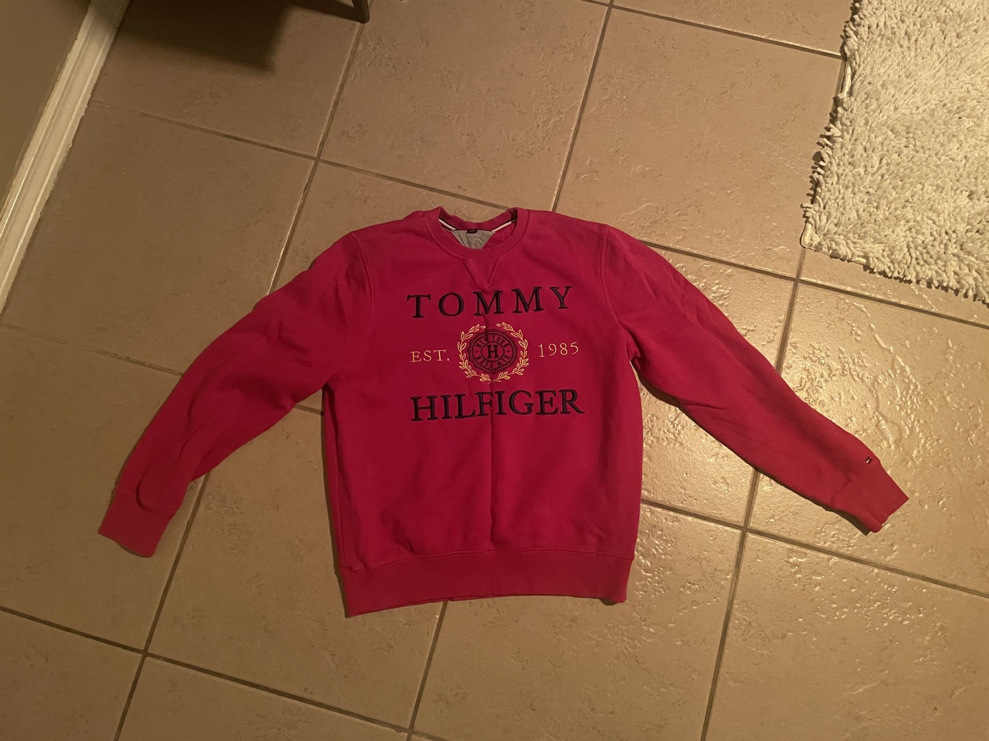 red tommy hilfiger sweatshirt