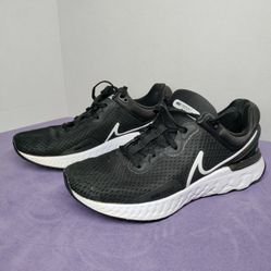 Women's Nike React Miler 3 SIZE 8 US BLACK AND WHITE