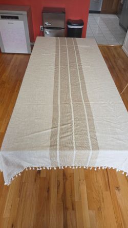 Extendable Dining Table 35.5" x 63"/81" + 3 Tablecloths