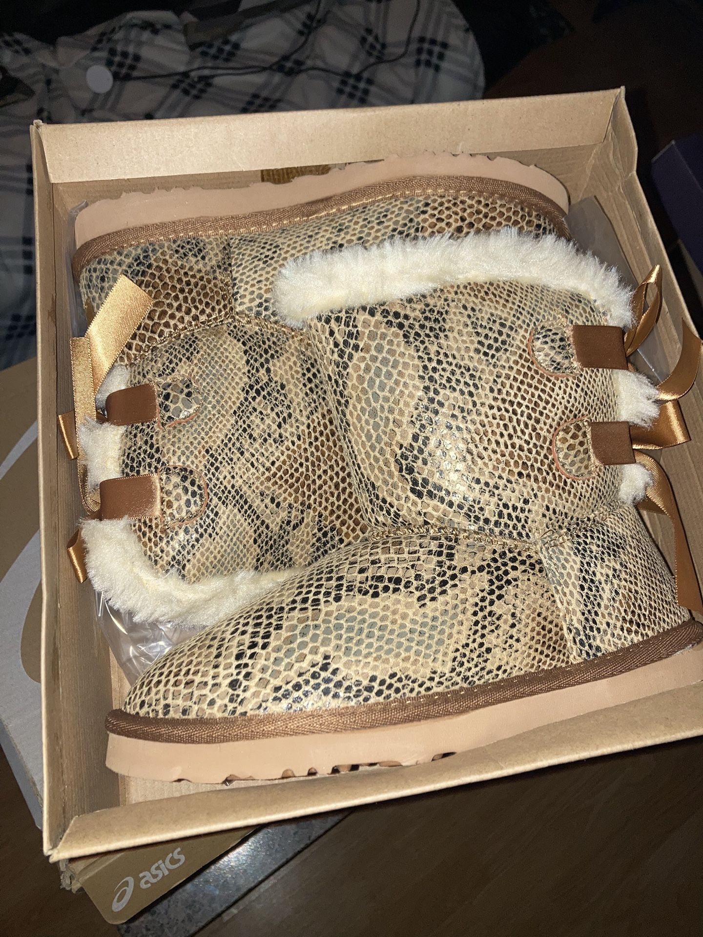 Cheetah Uggs Size 6-7 In Black Also $80