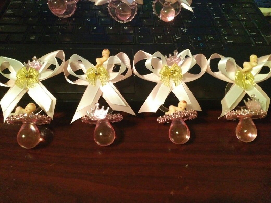 Baby shower guest pins