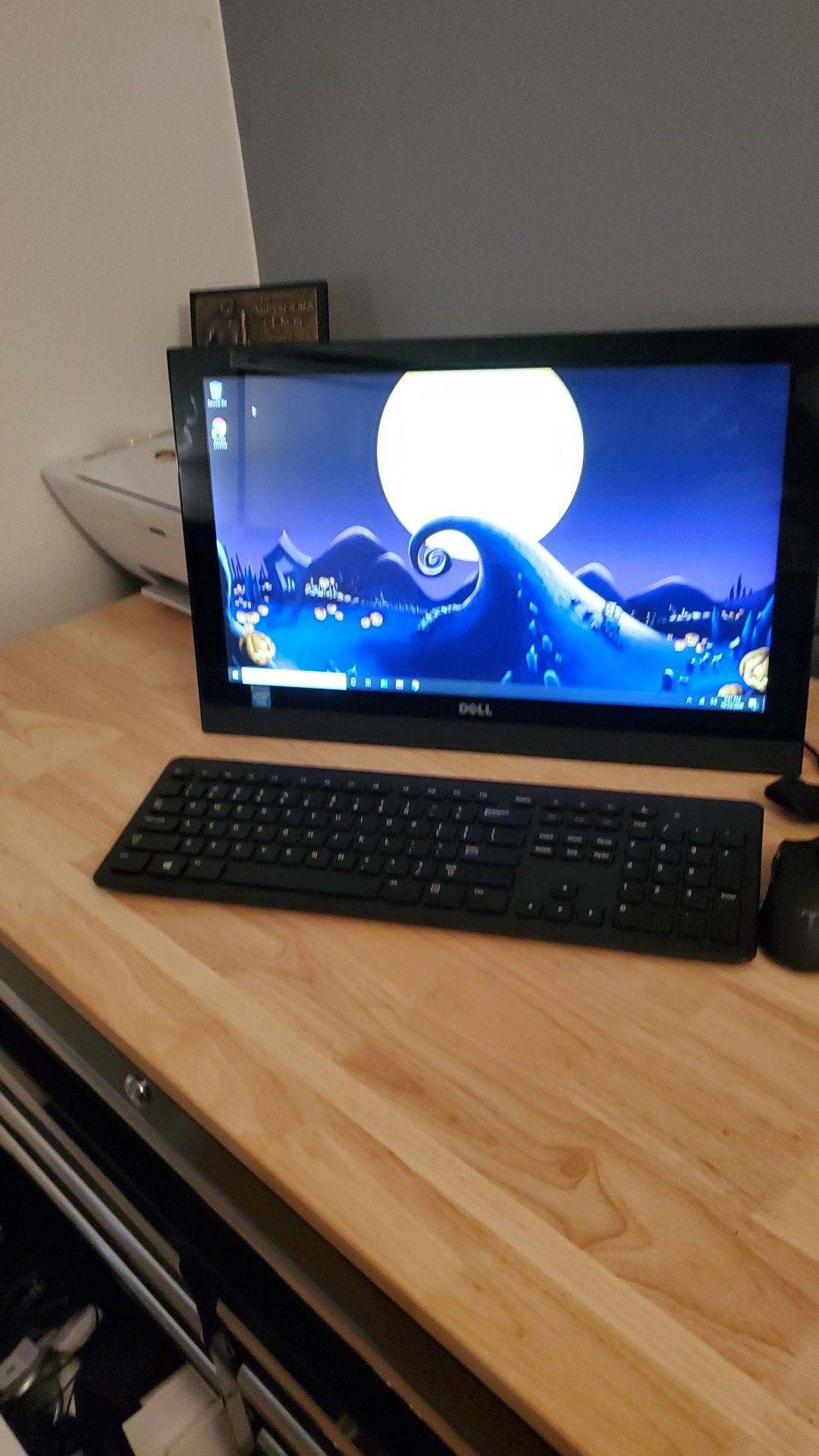 Computer touchscreen all on one Dell with keyboard and mouse.