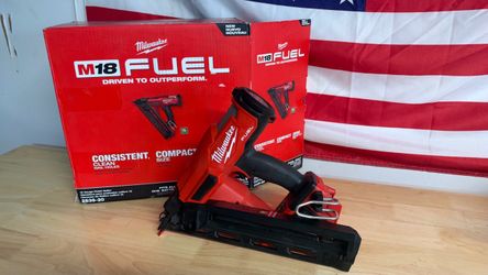 Milwaukee M18 FUEL 15 Gauge Angled Finish Nailer