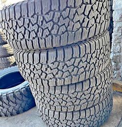 35*12.50r17 Falken Tires con 70% de vida las 4