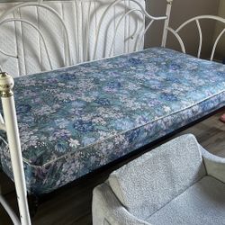 Beautiful White Daybed With Twin Mattress