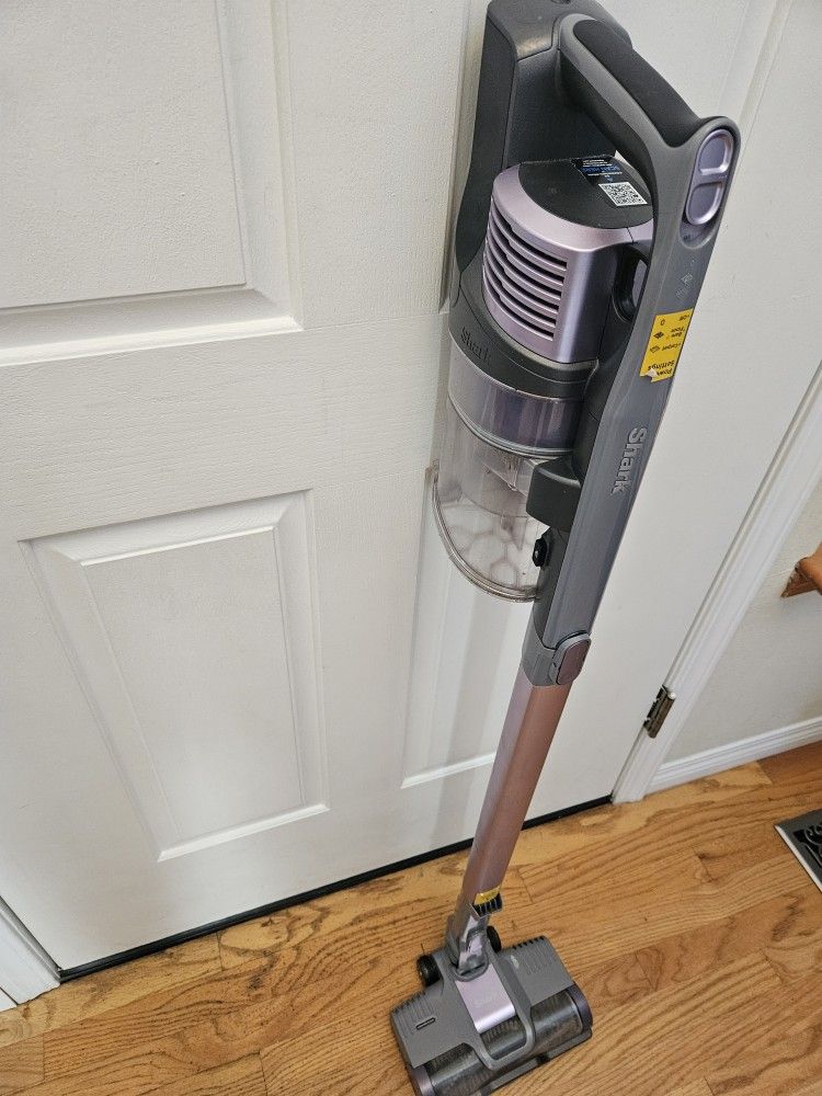 New Cond SHARK  CORDLESS VACUUM WTT AMAZING POWER SUCTION. , IN THE BOX 