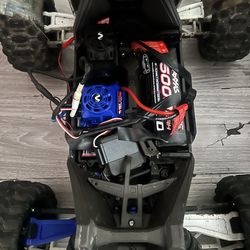 Traxxas maxxx V12