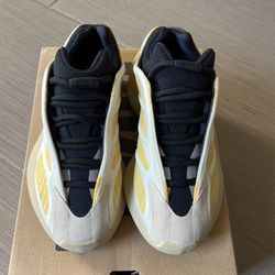 Yeezy 700 V3 Size 4
