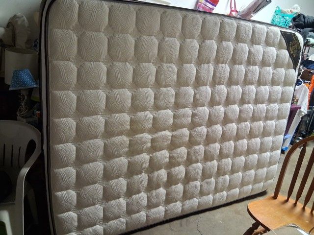 Queen Size Memory Foam Pillow Top Mattress