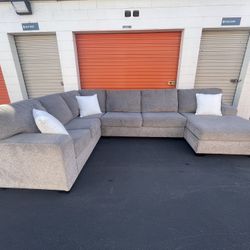 FREE DELIVERY!!! Beautiful Gray 3 piece sectional couch with chase 