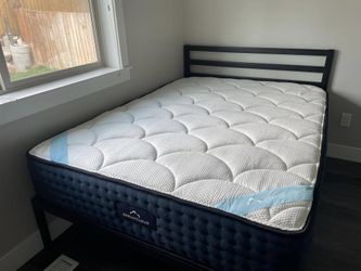DreamCloud Premier Queen Mattress – Like New