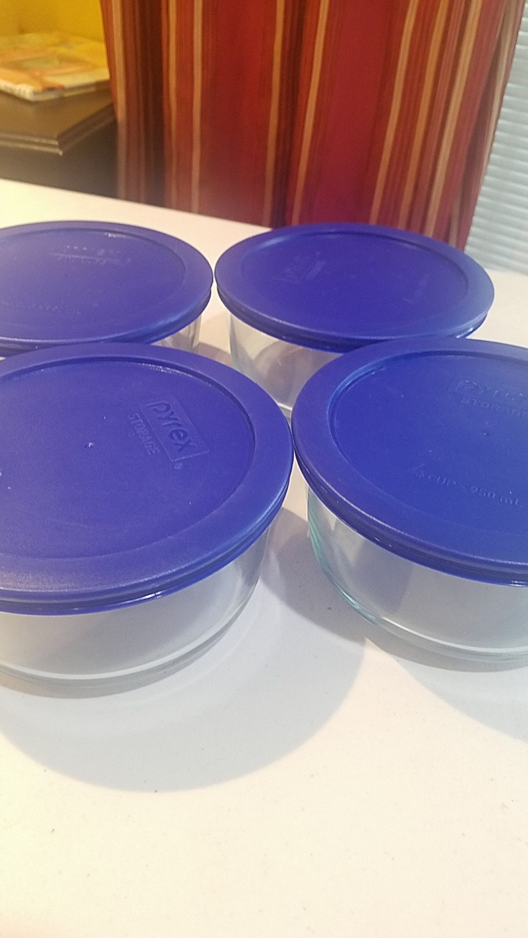 4x Pyrex glass storage containers with lids. 4 cups size. LIKE NEW