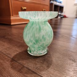5" vintage green and white swirled art glass vase, bulbous body and a wide flared rim, great condition