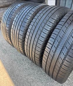 235/65/17 Michelin vendo un set de llantas usadas excelente condiciones de vida las 4 ✅🤩I am selling a set of used tires, all 4 in excellent living c