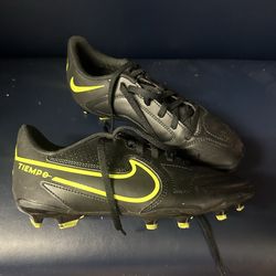 Nike Tiempo Soccer Cleats Youth Size 4.5Y black volt DA1331-070