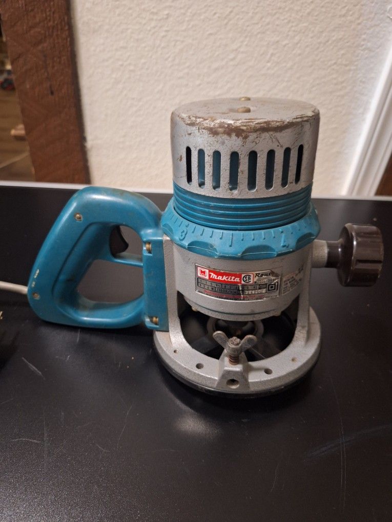 Makita 3601B Heavy Duty D-handle Router 1-1/4hp 930w