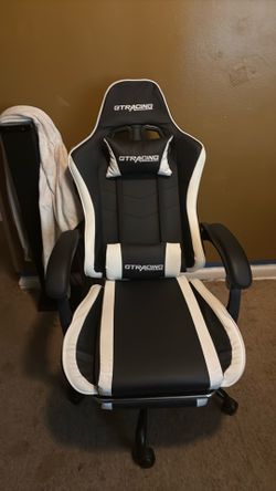 Selling gaming chair and table for 250