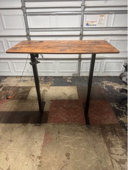 Electric standing desk