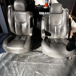 2003- 2006 Chevy tahoe / suburban / Silverado front leather electric heated seats 