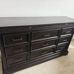 Bed frame + 2 Nightstands + Dresser 