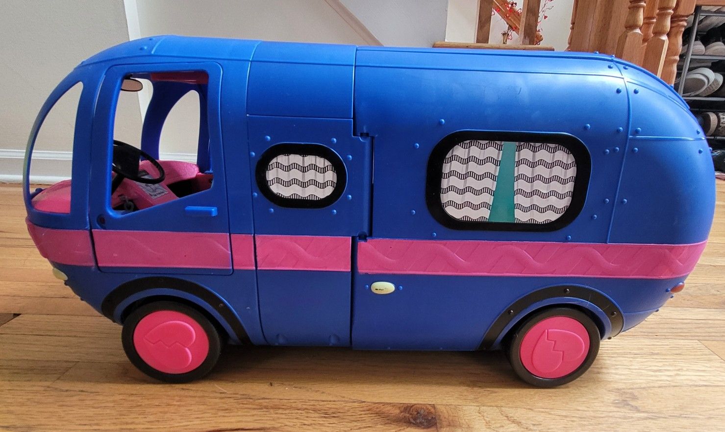 LOL Surprise 4-in-1 Glamper Fashion Camper with Surprises Fully-Furnished + so many accessories