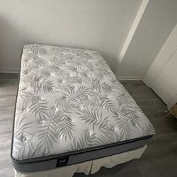 Sealy Posturepedic Plush Mattress - Queen size 