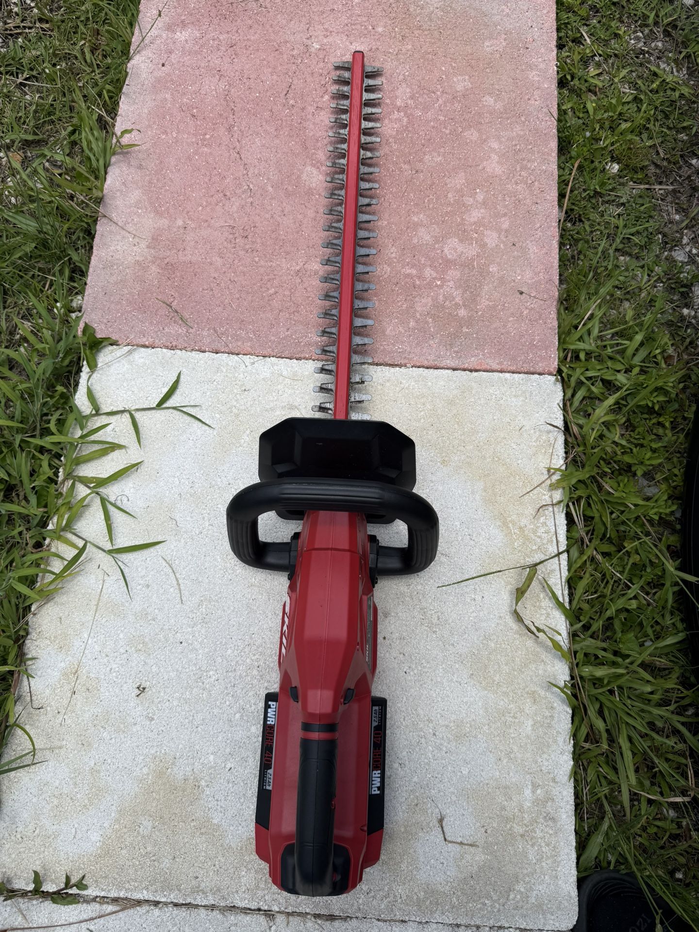SKIL PWR CORE 40 40-volt 24-in Battery Hedge Trimmer 2.5 Ah Battery Included, Charger Included
