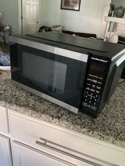 Hamilton Beach 0.9 cu. Ft. Countertop Microwave Oven, 900 Watts, Stainless Steel. Like new condition