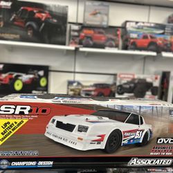 Team Associated SR10 2WD Dirt Oval Race Car Lipo Battery & Charger Bundle.