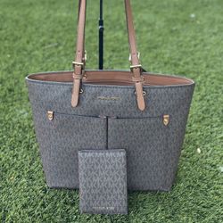 Michael Kors Jet Set Medium Pocket Tote Bag with Passport Case in EUC/Set MK en excelente condicion