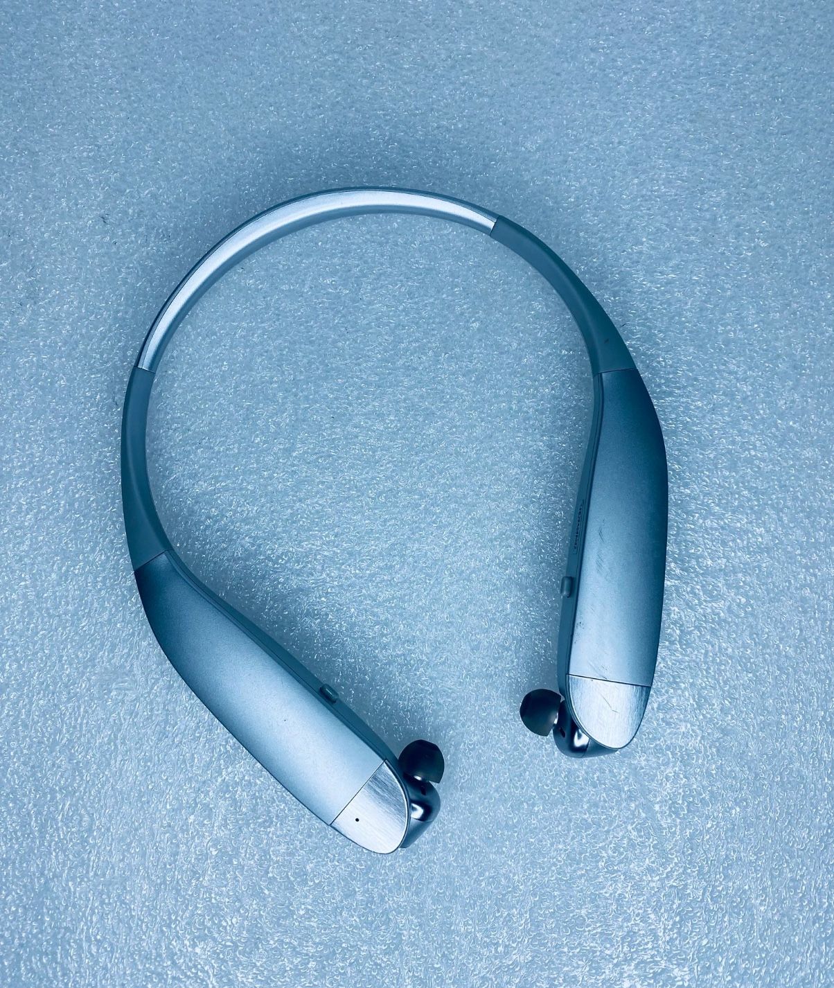 Insignia Wireless In-Ear Bluetooth Headset Silver NS-CAHBTEBNC-S