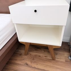 ✨ Like New – West Elm Modern Nightstand – Solid Wood Legs – Excellent Condition