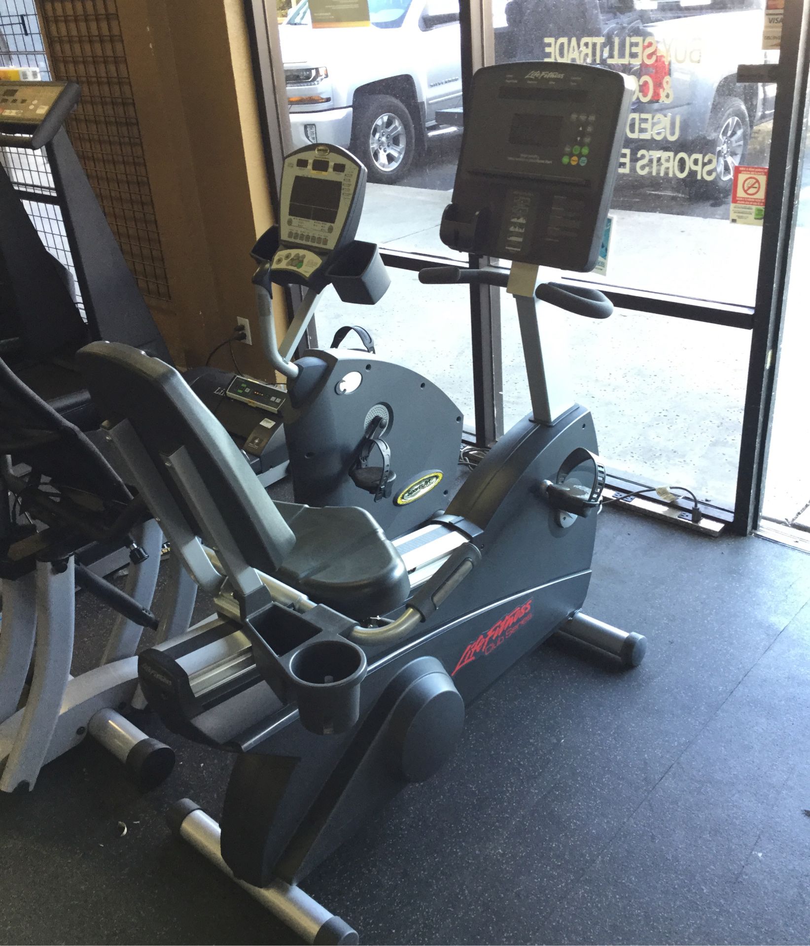Life Fitness Club Series commercial grade recumbent exercise bike self generated power no plug needed