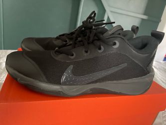 Nike Omni sneaker women’s size 7/ kids 5.5