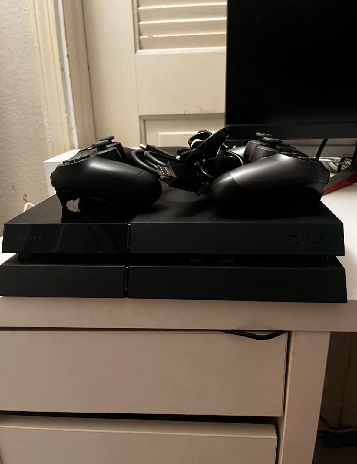 Ps4 with 2 Controllers