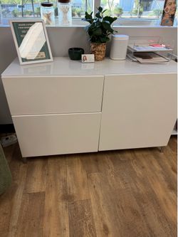 Modern White Storage Cabinet – Excellent Condition
