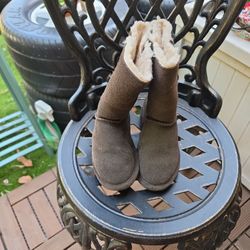 Bear paw boots 
Size 1 Kid 